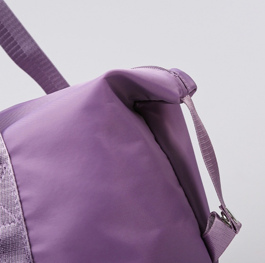 Closeup of the detail of the Expandable tote bag with removable wheels 